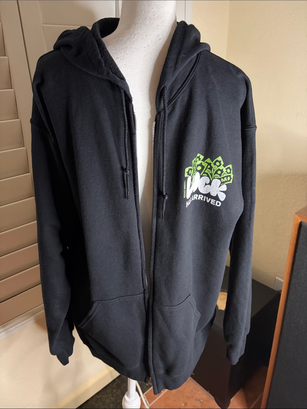 🖤🚶‍♂️Gildan Black Long Sleeve Hooded “Luck Has Arrived”  Sweatshirt Sz L